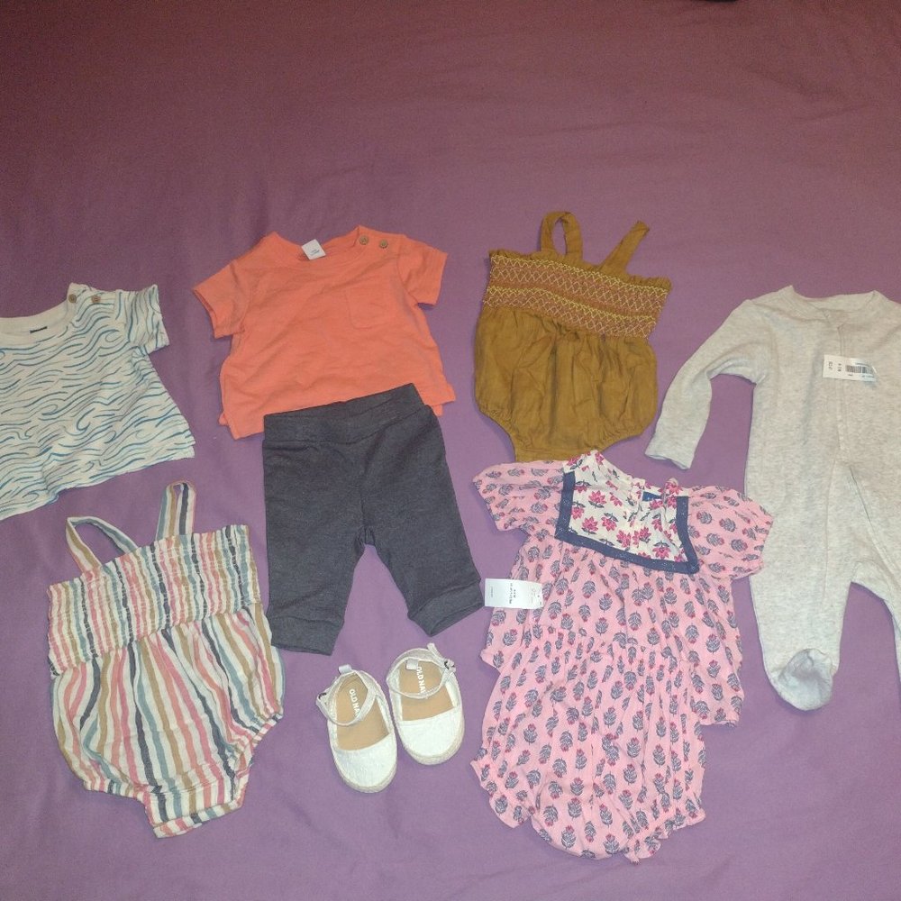 8 piece lot of new baby girls clothes from Old Navy 0-3 months